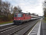 Bietingen am 25.11.2022 mit Re 4/4 vor IC in Richtung Schaffhausen